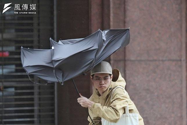 颱風山陀兒移動緩慢，北北基桃昨（2）日風雨不大依舊宣布停班停課，有不少人抱怨是亂放假。（柯承惠攝）