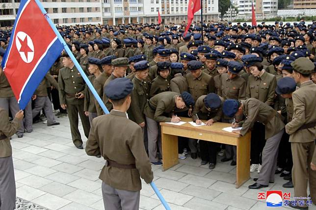 北韓官媒報導，包括學生和青年團官員在內，有140萬青年簽署志願參軍的申請書。（圖片來源／KCNA朝中社）