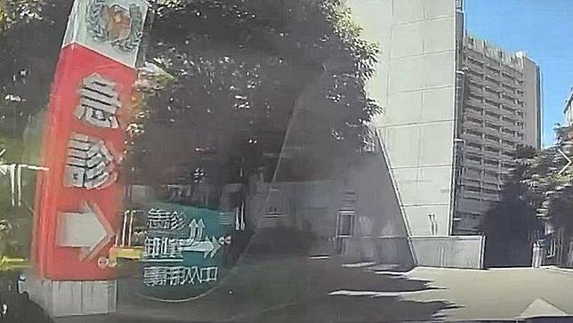 輔大醫院急診室15日發生一名24歲張姓男子不僅出言辱罵醫師，還踹擊護理師右腹部。(記者楊心慧翻攝)