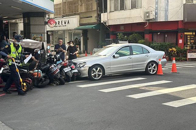 整排機車被撞倒一地。民眾提供
