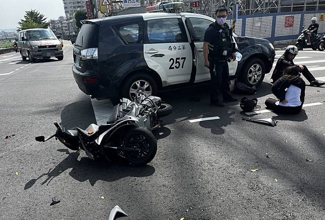 台中市第二警分局昨日查緝竊案，巡邏車通過紅燈路口遭騎士攔腰撞上。（記者陳金龍翻攝）