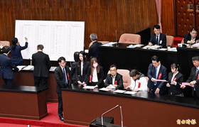 國民黨立院黨團提出「衛星廣播電視法」部分條文修正草案，若三讀通過已無執照的中天又會回到原來的52台。(記者方賓照攝)