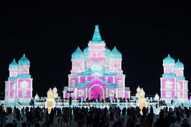 Tourists visit the Harbin Ice-Snow World in Harbin, northeast China's Heilongjiang Province, Dec. 21, 2024. (Xinhua/Zhang Tao)