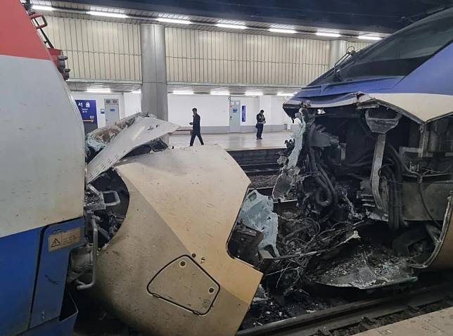 南韓首爾車站京釜線月台18日上午發生列車追撞事故，KTX車頭嚴重毀損。（圖／翻攝X@Byul_Ryu_）