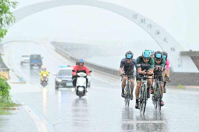 風雨無阻 全力以赴 2024澎湖跳島101K自行車活動 700位車友完騎世界最美麗海灣