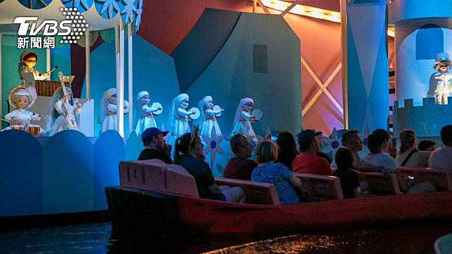 小小世界中遊客可以搭船穿梭、聽木偶合唱。（圖／達志影像美聯社）