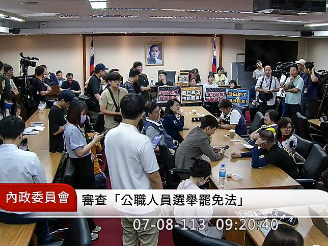 延續上週四的戰火，立院內政委員會審理選罷法修正案持續上演朝野推打、霸佔主席台的大亂鬥戲碼，一上午處於完全癱瘓狀態。（圖：立法院國會頻道）