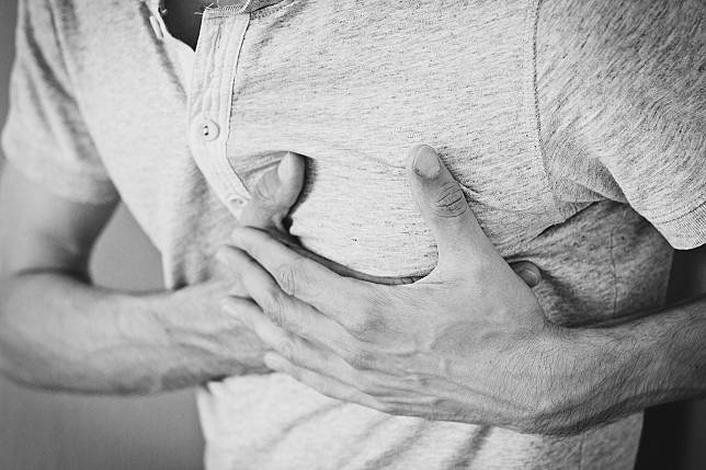 ▲胸悶、胸痛、呼吸困難，檢查發現是心臟小洞在作怪（圖非當事人）。（示意圖／取自 Pixabay ）