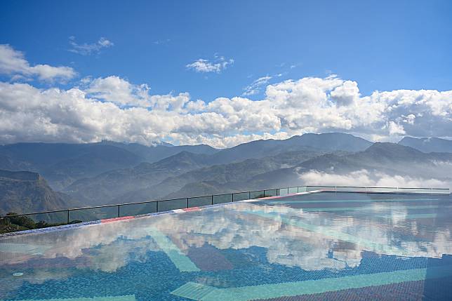 阿里山英迪格酒店為台灣第一個擁有游泳池的英迪格酒店，也是阿里山地區唯一有高空無邊際泳池的飯店。