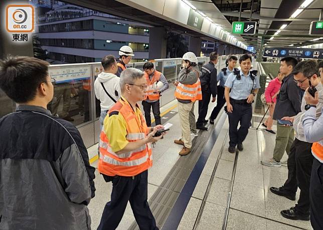 港鐵人員在場處理。(陳嘉順攝)