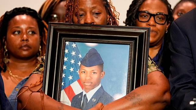 美國空軍上等兵佛特森5月3日遭警察擊斃，母親詹蒂美琪9日召開記者會。美聯社