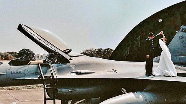 空軍航空技術學院前學務處長林毓峯在媒體上質疑，有空軍官兵站上F-16V戰機襟翼拍婚紗，認為後續對民眾開放恐增加戰機蒙皮受損機率。(圖擷取自IDF經國號臉書)