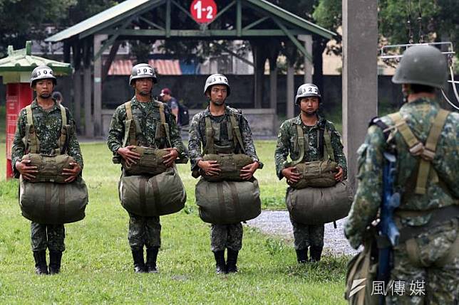 陸軍今(18)日邀請媒體實地前往屏東潮州空降場、空訓中心等處，了解傘兵訓練實況。(蘇仲泓攝)