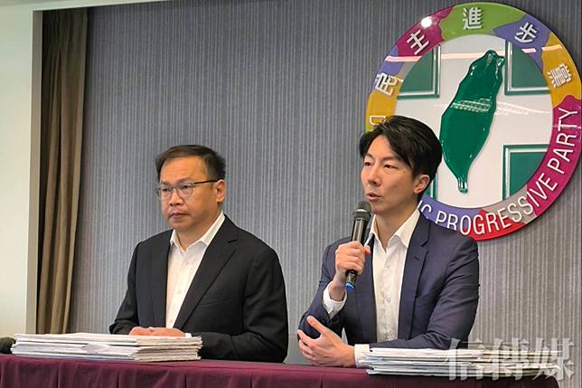 王義川、吳崢召開記者會，揭露國民黨疑似詐領民主基金會補助72萬元。（攝影／胡智凱）