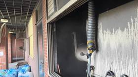 成功大學化工系館八樓學生實驗時傳鈉塊遇水發生爆炸，兩名男女學生手灼傷送醫。(民眾提供)