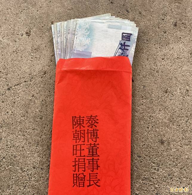 泰博生技公司董事長陳朝旺，以「戶」為單位，總共發了365個2萬元紅包，還將捐車給當地使用。(記者蔡宗憲攝)