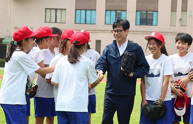 高雄市長陳其邁今天到雄女為即將出征黑豹旗的棒球隊球員加油打氣。(高雄市教育局提供)