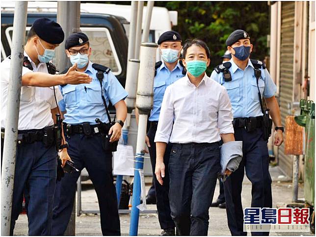 胡志偉由警方陪同下前往殯儀館。