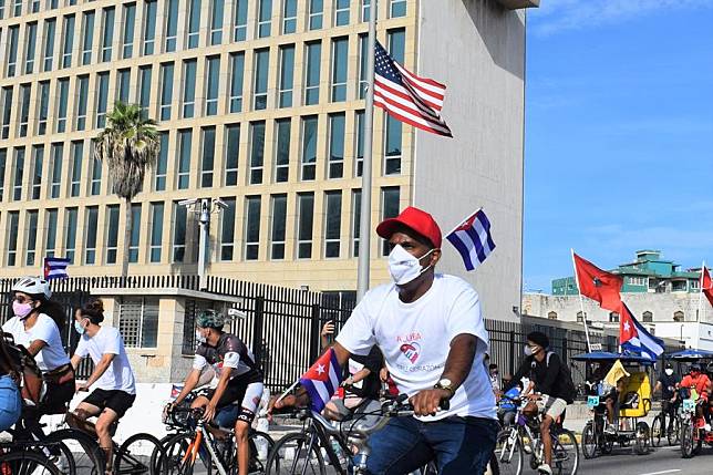 People participating in a rally against U.S. embargo pass by the U.S. embassy in Havana, Cuba, Aug. 5, 2021. (Xinhua/Zhu Wanjun)