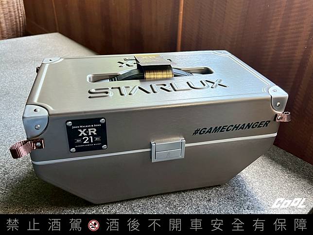 響21空瓶4空箱1 新品 Hibiki 空ビンと箱のセットです。 ウイスキー Old Years 21
