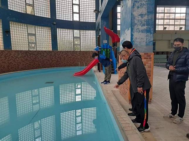 數次封館的竹東鎮立游泳池，新任鎮長郭遠彰要求一次徹底改善，預計十月完工。（記者彭新茹攝)