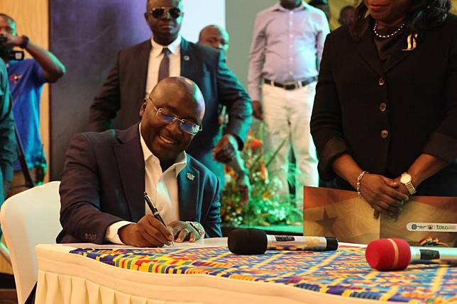 Mahamudu Bawumia (L, Front), Ghanaian vice president and presidential candidate from the ruling New Patriotic Party, signs the presidential election peace pact in Accra, Ghana, on Nov. 28, 2024. (Photo by Seth/Xinhua)