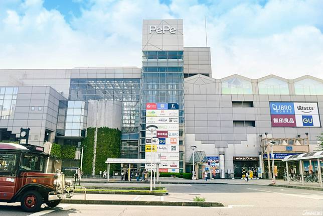 
<p>結束了充滿江戶氛圍的川越之後，還是可以來一趟小小的購物之旅。前文提到在本川越站共構的「西武川越PePe」就是很適合大家簡單購物的地方。接著我們也幫大家整理幾家店家可以逛逛~</p><p>
</p><p>
<b>🏬 西武川越PePe</b></p><p>
住址：埼玉県川越市新富町1-22</p><p>
營業時間：10:00-22:00</p><p>
公休日：一年2日，不定休</p><p>
<a href=