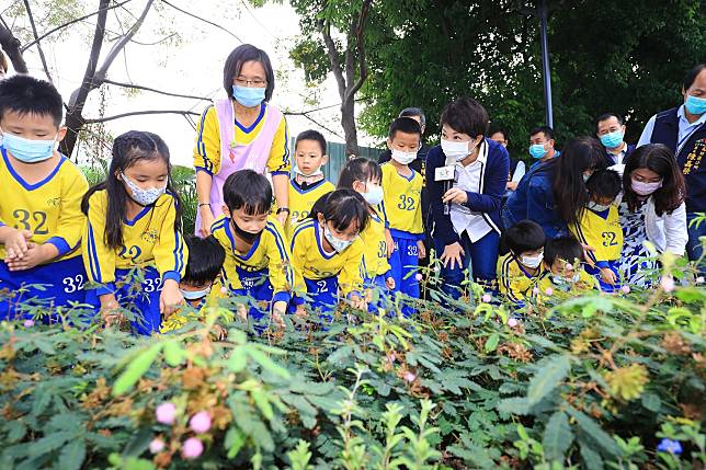 台中市長盧秀燕在完工的烏日溪邊公園帶領小朋友認識植栽。   台中市政府/提供