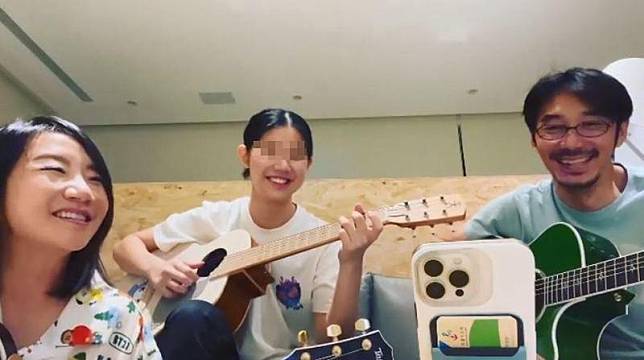 陶晶瑩po上和老公、女兒在家一人一把吉他練習歌曲影片。（翻攝自陶晶瑩IG）