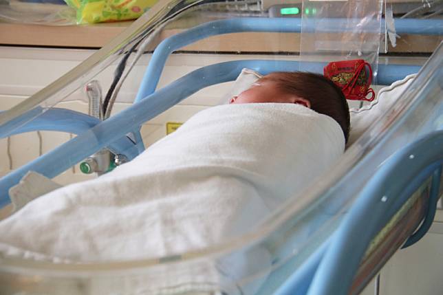 圖說一、男嬰一億(化名)是新生兒周產期窒息合併中重度腦病變的個案，經低溫療法搶救後，順利脫離險境。-2