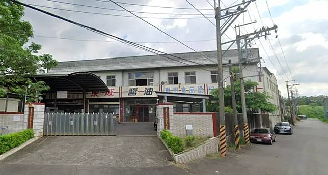 東成醬油認混用2廠醬汁！台南消保官會同衛生局前往稽查醬油生產工廠。