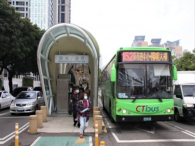 小犬颱風來襲，台中5日停班停課，市公車調整行駛班次，首班車延後至7點半到8點發車，末班車不變。（圖：中市府提供）