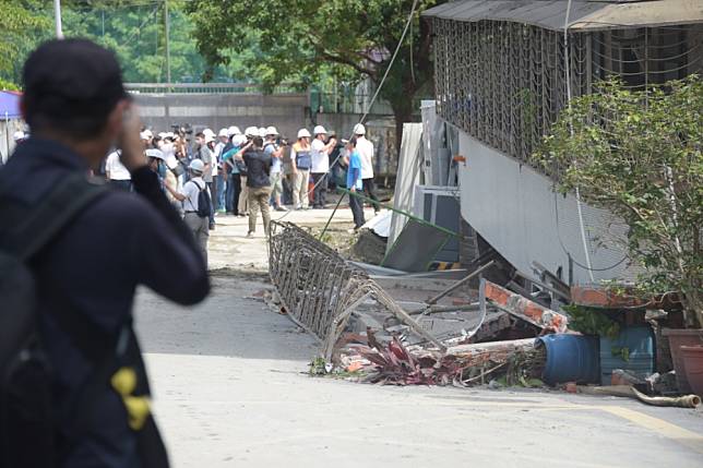 議員爆料，基泰建設向住戶發放慰問金時竟請住戶簽「合作興建意向書」，引發爭議。（張哲偉攝）