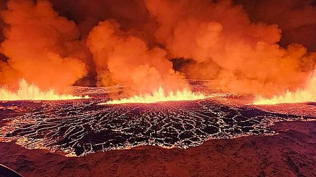 冰島變火燒島！火山爆發震撼影片曝光，專家憂離核電廠太近。（翻自《每日郵報》）