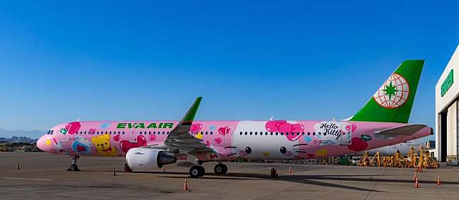 長榮航空Hello Kitty彩繪機「粉萌機」亮相。（圖／長榮航空）