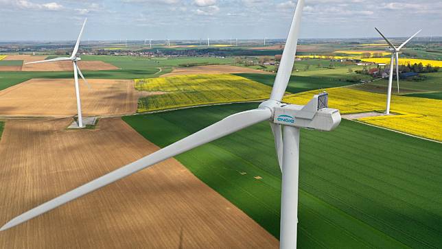 再生能源領域未來5年可望創造大量工作機會，圖為4月26日法國北部聖伊萊爾萊康布雷風電場。路透社