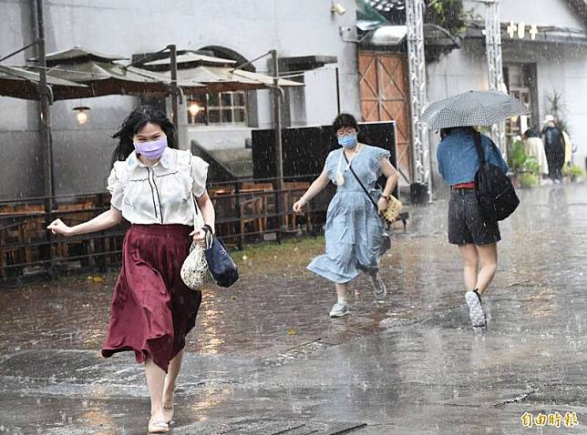 中央氣象局在今(3)日16時55分針對全台7縣市發布大雨特報。(資料照)