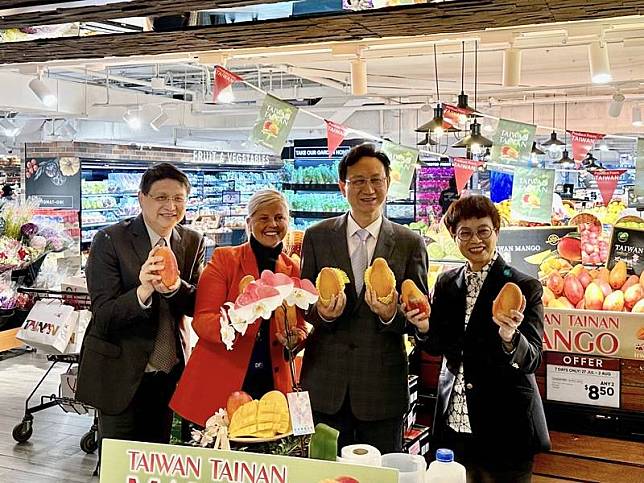 台南市副市長趙卿惠（右）率團訪問新加坡，27日在當地超市舉行記者會行銷台南芒果，駐星代表童振源（右2）及超市業者等人出席。 中央社記者侯姿瑩新加坡攝 112年7月27日  
