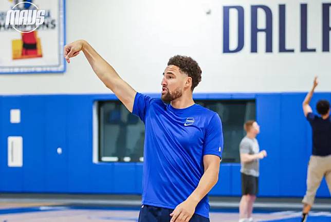 前NBA金州勇士當家射手Klay Thompson，在今年休賽期選擇以3年5000萬美元（合台幣約16億）轉戰達拉斯獨行俠，獨行俠也在今（10）日為Thompson舉辦加盟記者會