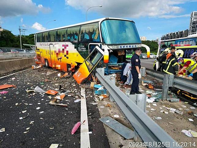 黃姓男子駕駛遊覽車自撞護欄，車頭嚴重毀損。(警方提供)