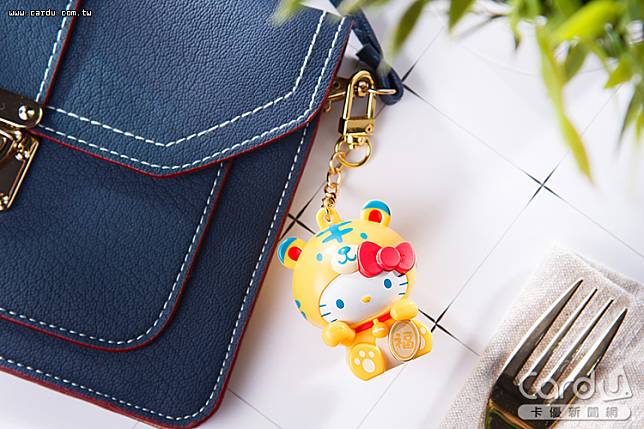 Hello Kitty籤筒悠遊卡含3支幸運籤，隨身攜帶加持好運(圖/悠遊卡公司　提供)
