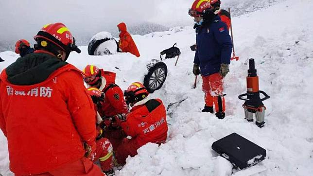 大批消防和救難人員前往西藏派墨公路救援，但仍有28人喪命。（圖／翻攝自中國消防網）