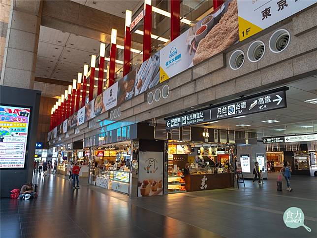 台北車站在微風的改造下換然一新，一樓販售伴手禮、二樓是餐廳美食街。