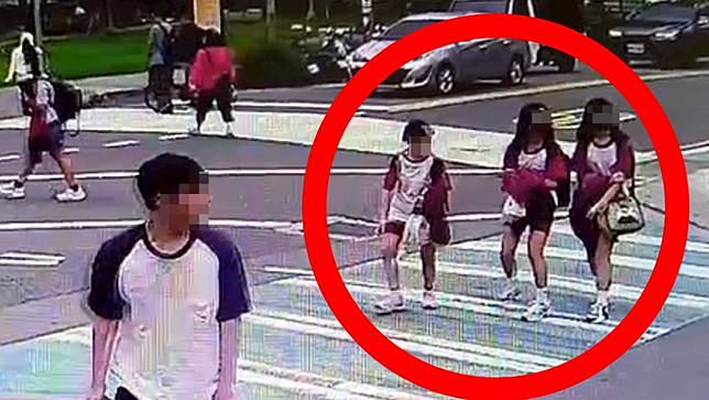三峽國中三名同班女學生下課一起過馬路，原本燦笑的臉龐，突然遭撞擊噴飛。取自LINE社群/記者爆料網