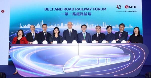 MTR Corporation and the MTR Academy hosted the “Belt and Road Railway Forum” in Hong Kong. Officiating guests, including Mr Liu Chun-san, Acting Secretary for Transport and Logistics of the HKSAR Government (5th right), Dr Rex Auyeung, Chairman of MTR Corporation (5th left), Dr Jacob Kam, Chief Executive Officer of MTR Corporation (4th right) kicked off the Forum.