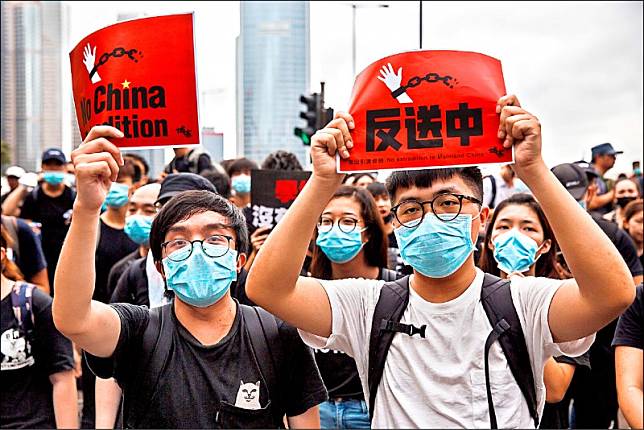 戴口罩的抗爭民眾，十七日持續在香港立法會外聚集，反對香港政府修訂「逃犯條例」(送中條例)，要求特首林鄭月娥下台。(法新社)