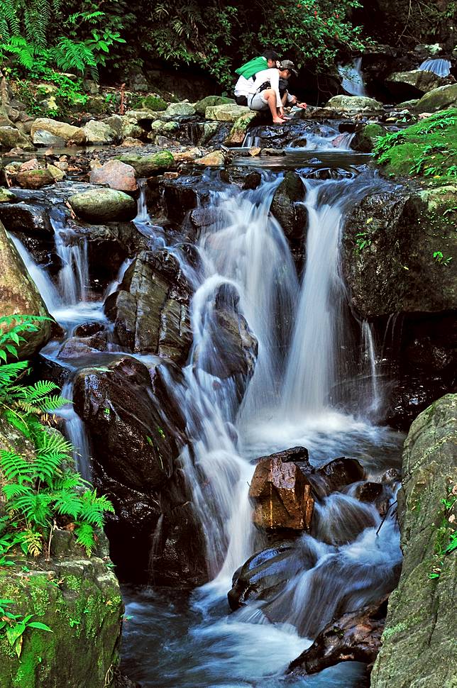 ▲五峰旗風景區位於宜蘭縣礁溪鄉西側，為蘭陽八景之一，由於瀑布後方有五座尖峰排列，酷似五面三角旗豎立於此，故而得名。瀑布水質清澈清涼無比，是假日消暑的好去處。（圖/礁溪鄉公所）