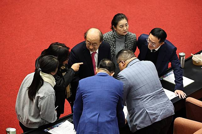 柯建銘（後中）祭出黨紀恫嚇黨籍立委不得投票支持賴總統的某位大法官被提名人，實是滑天下之大稽。(中央社，資料照)