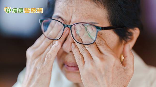 白內障是眼睛內水晶體老化的疾病，意指原先澄清的水晶體變得混濁泛黃，使得外界光線無法進入，造成視力障礙的一種疾病。
