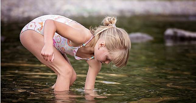 死亡率高達97%！女童游泳遭「食腦變形蟲」入侵大腦